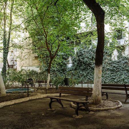 Old Town Historic Apartment With Backyard Mini Park Bukarest Exteriör bild
