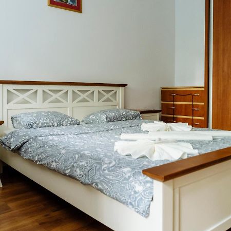 Old Town Historic Apartment With Backyard Mini Park Bukarest Exteriör bild