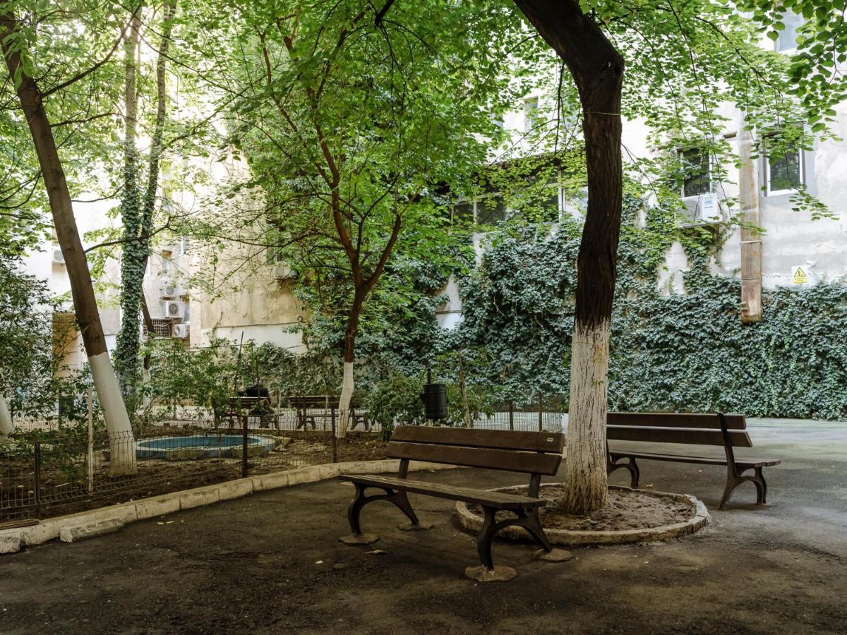 Old Town Historic Apartment With Backyard Mini Park Bukarest Exteriör bild
