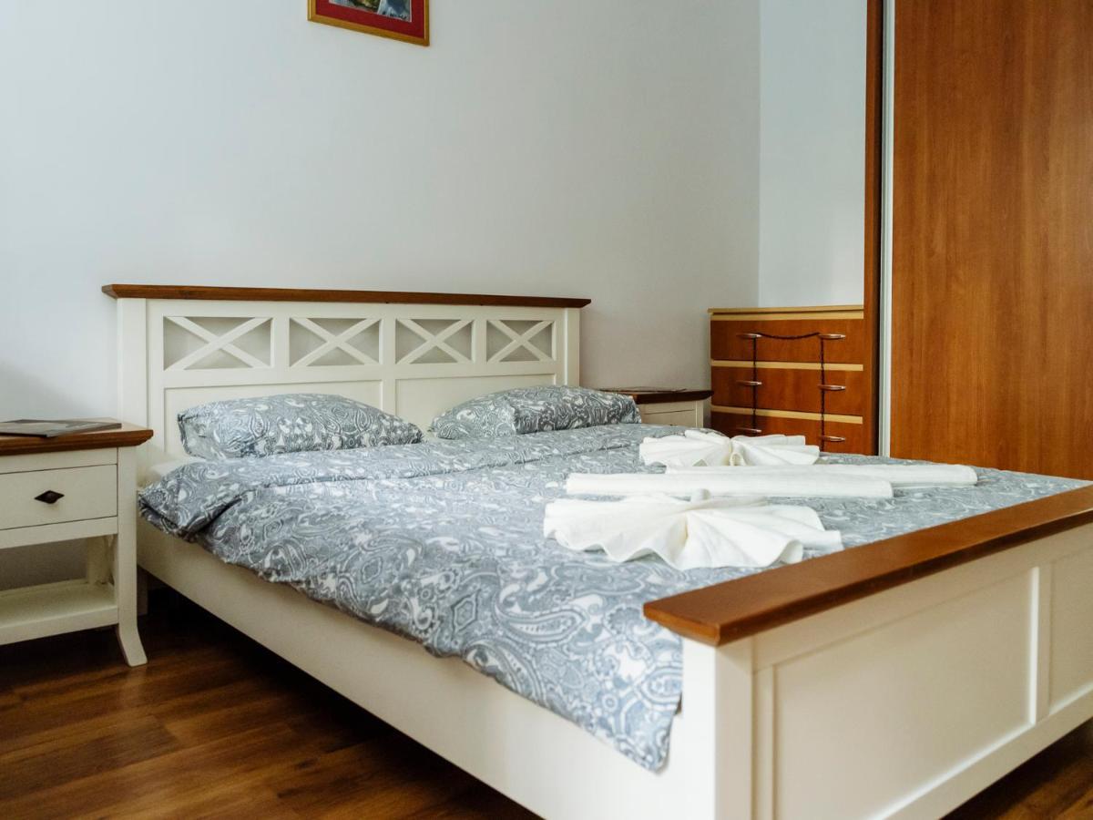 Old Town Historic Apartment With Backyard Mini Park Bukarest Exteriör bild