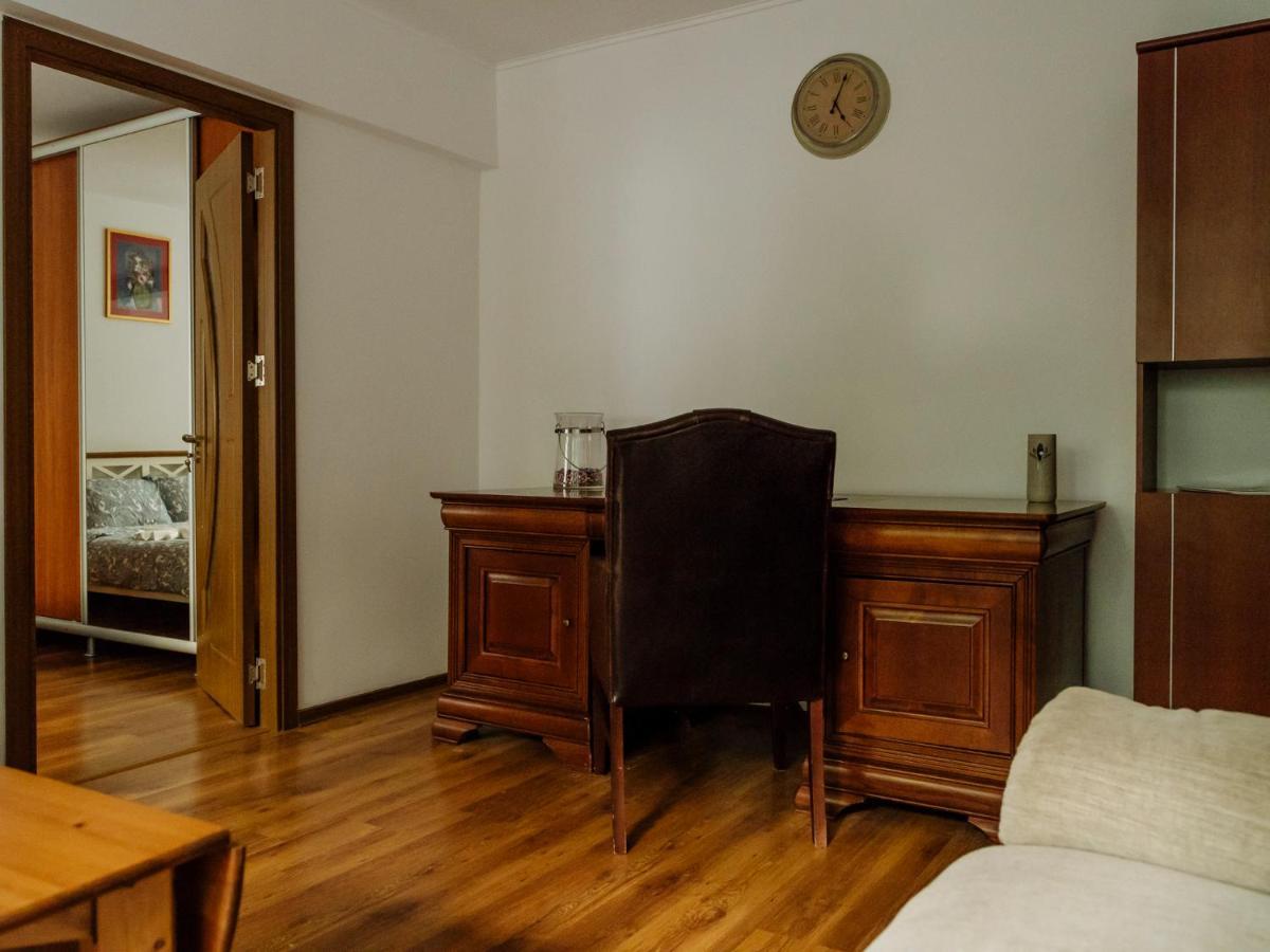 Old Town Historic Apartment With Backyard Mini Park Bukarest Exteriör bild