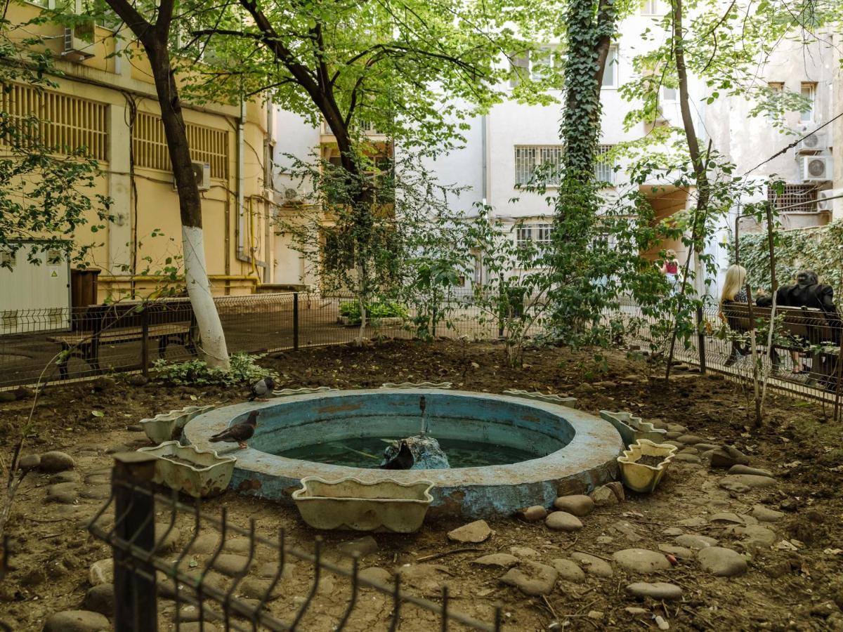 Old Town Historic Apartment With Backyard Mini Park Bukarest Exteriör bild