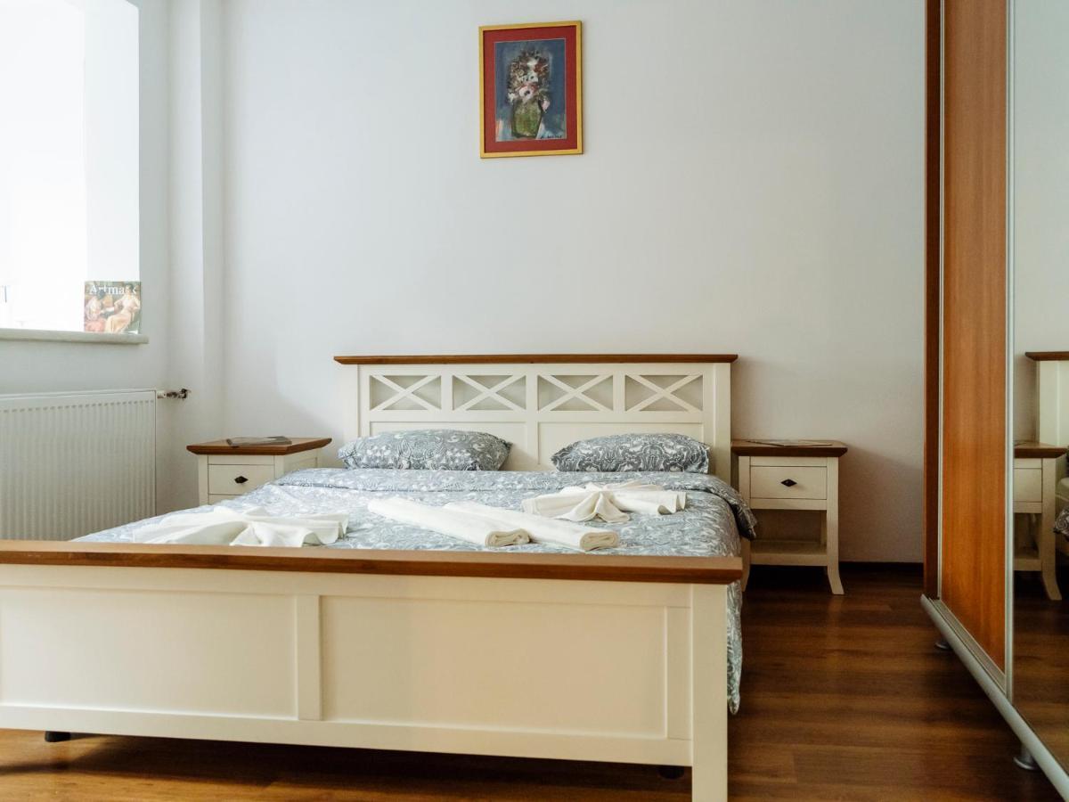 Old Town Historic Apartment With Backyard Mini Park Bukarest Exteriör bild